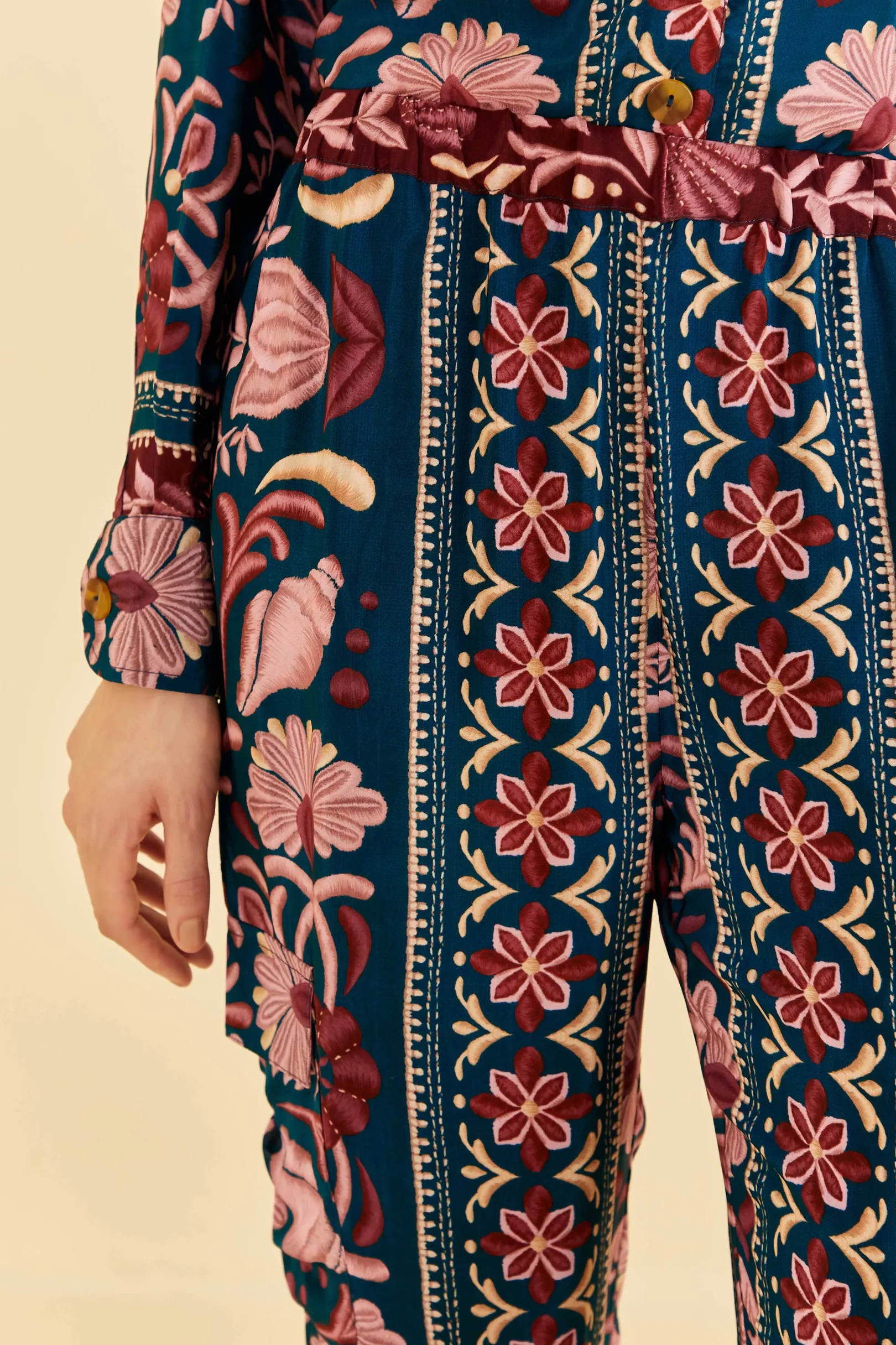 FARM Rio TEAL SEASHELL TAPESTRY CARGO PANTS Hot